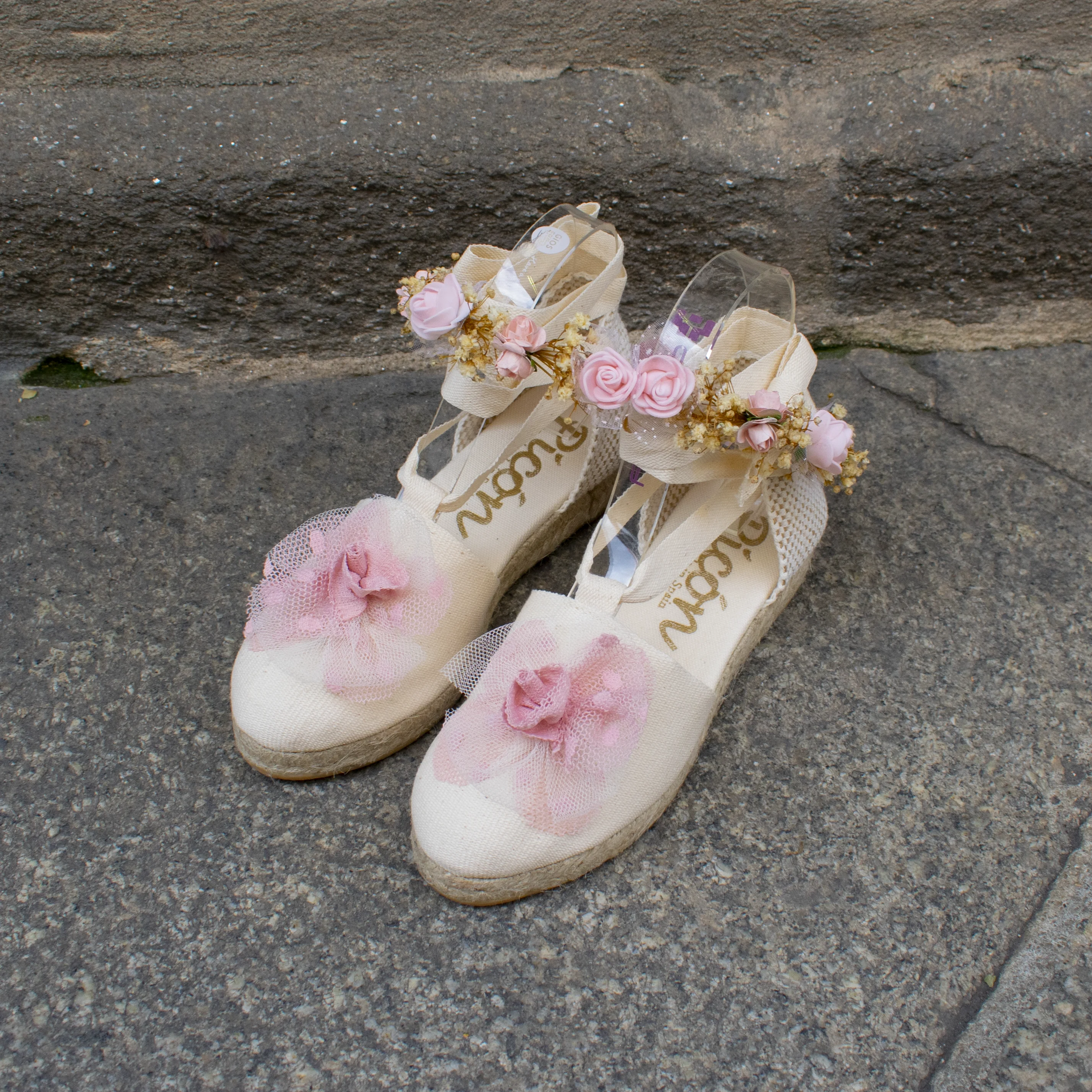 Alpargata de niña con flore rosa y tiara de flores a juego Alpargata de niña con flore rosa y tiara de flores a juego