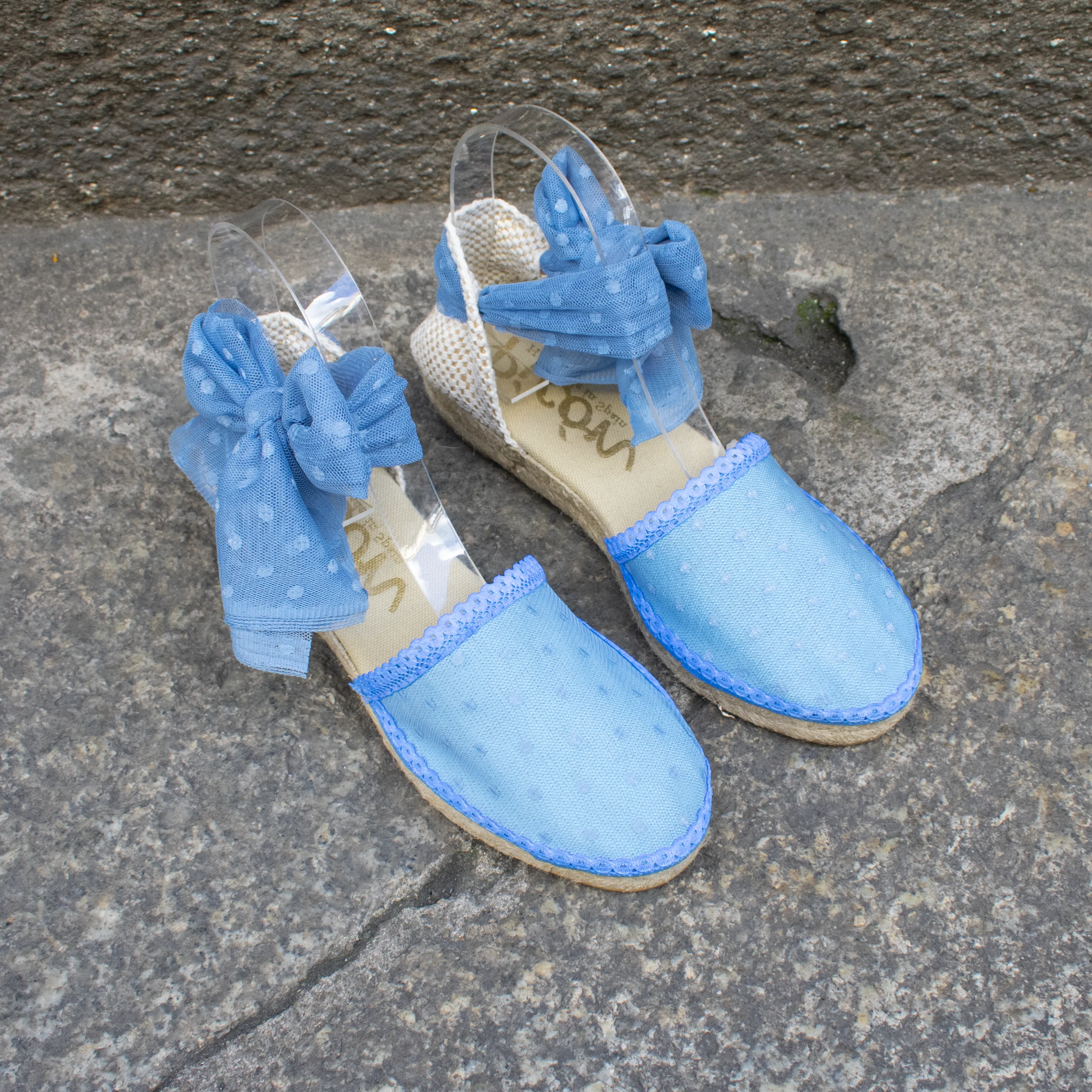 Alpargatas de niña con tul azul y lazo Alpargatas de niña con tul azul y lazo