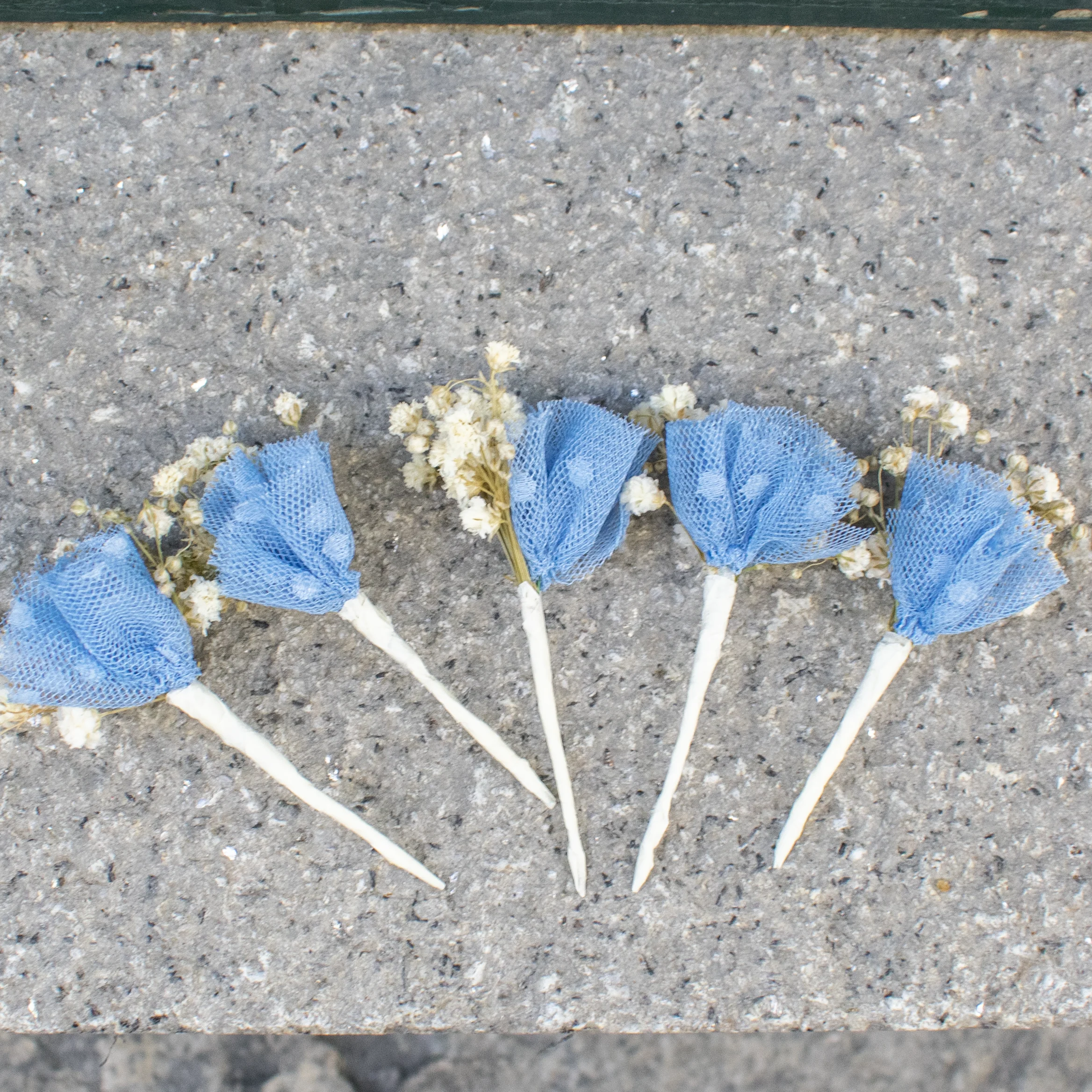 Flores decorativas hechas en tul azul y paniculata beis Flores decorativas hechas en tul azul y paniculata beis