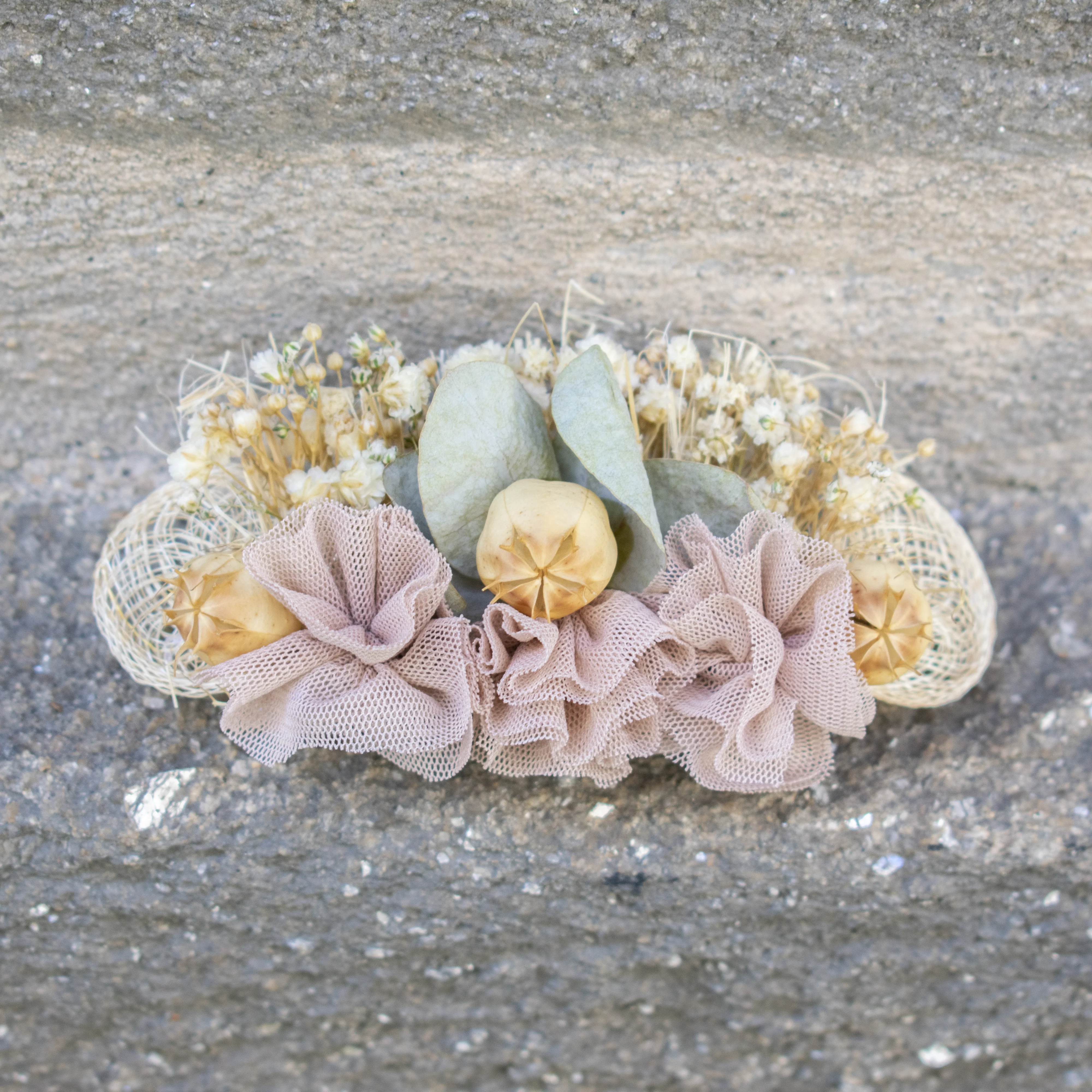 Tocado para invitada de boda con flores naturales Tocado para invitada de boda con flores naturales