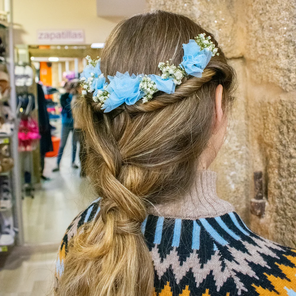 Detalle de flores de tul y paniculata para el pelo Detalle de flores de tul y paniculata para el pelo