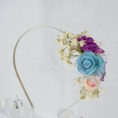 Tocado de flores para invitada de boda Tocado de flores para invitada de boda