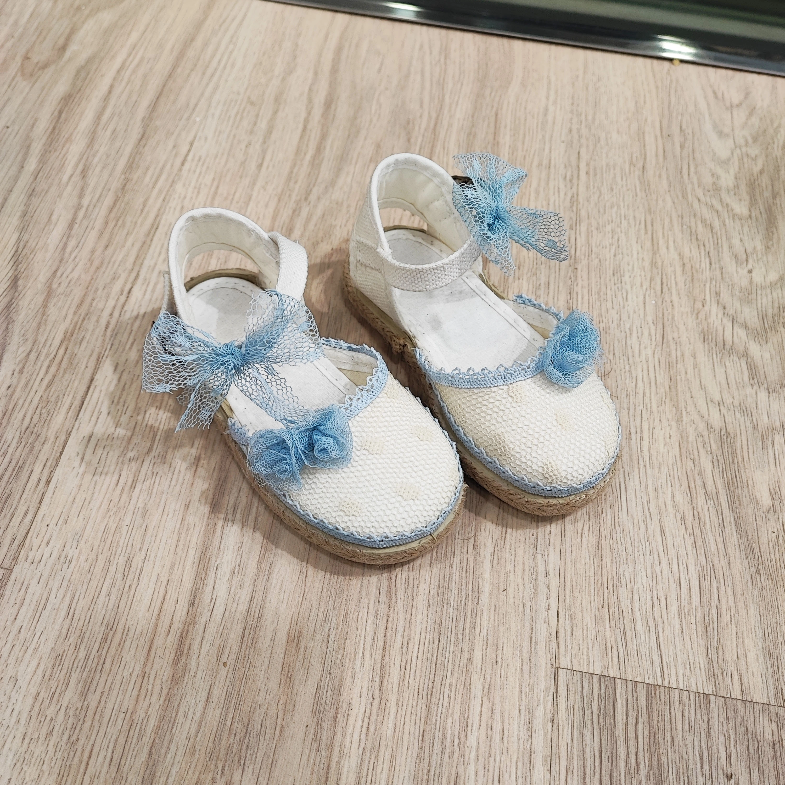 Alpargatas blancas con detalles azules Alpargatas blancas con detalles azules