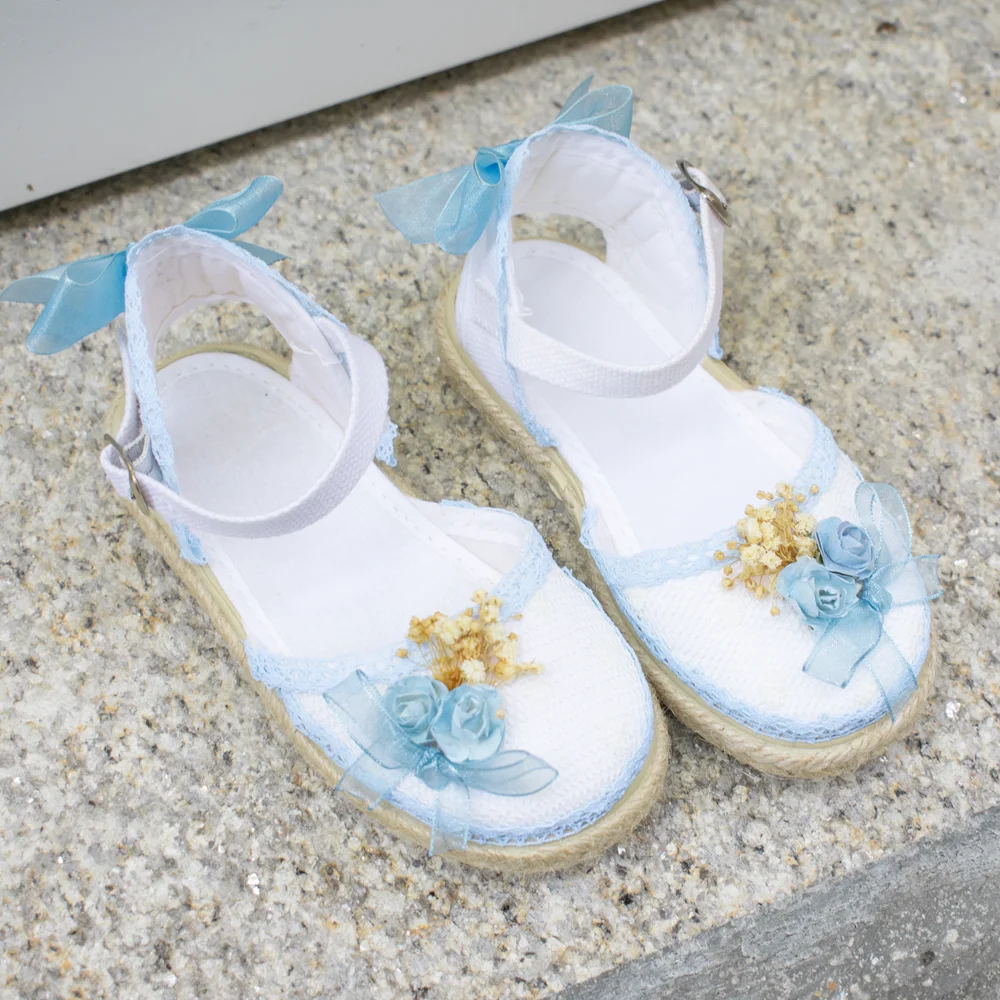 Alpargatas blancas con flores y lazos azules Alpargatas blancas con flores y lazos azules