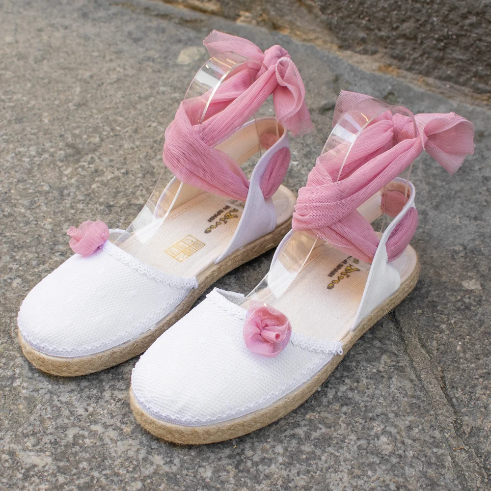 Alpargatas blancas con lazos de tul rosa Alpargatas blancas con lazos de tul rosa