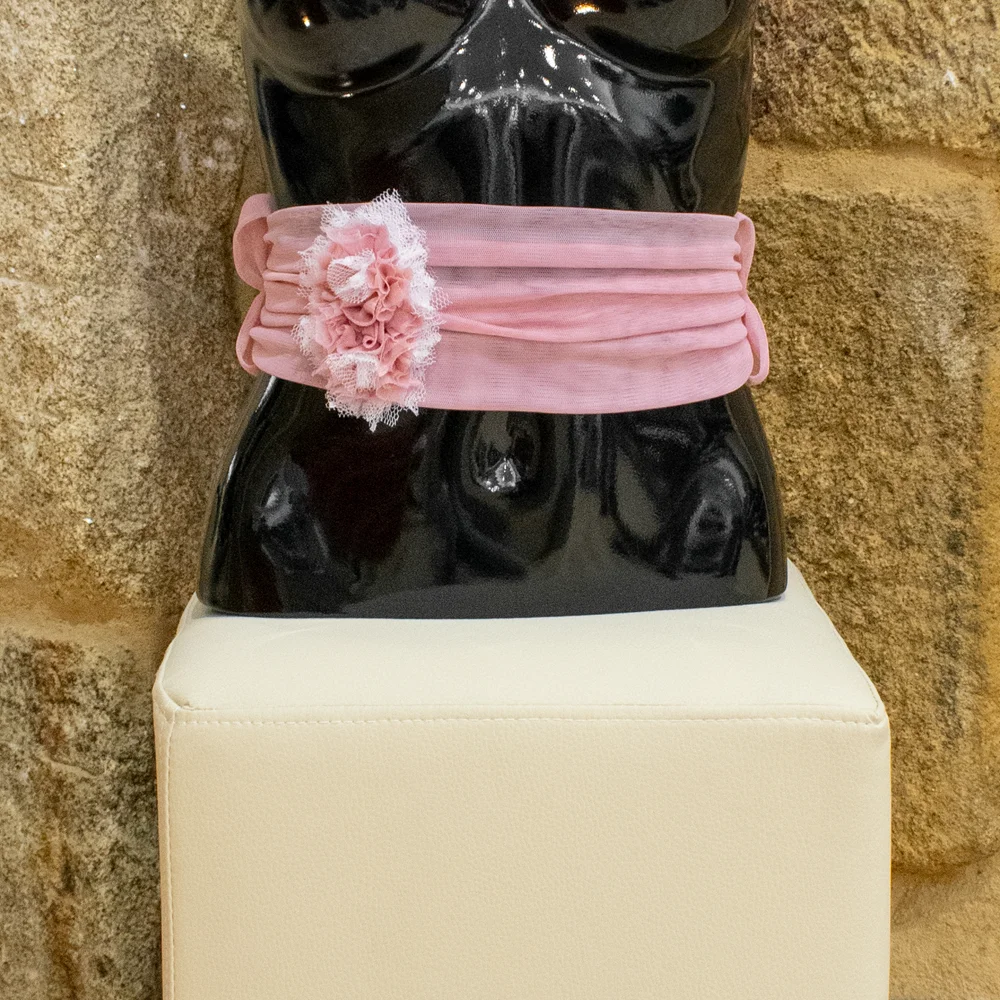 Parte delantera de fajín de tul rosa con detalles de flores a juego Parte delantera de fajín de tul rosa con detalles de flores a juego