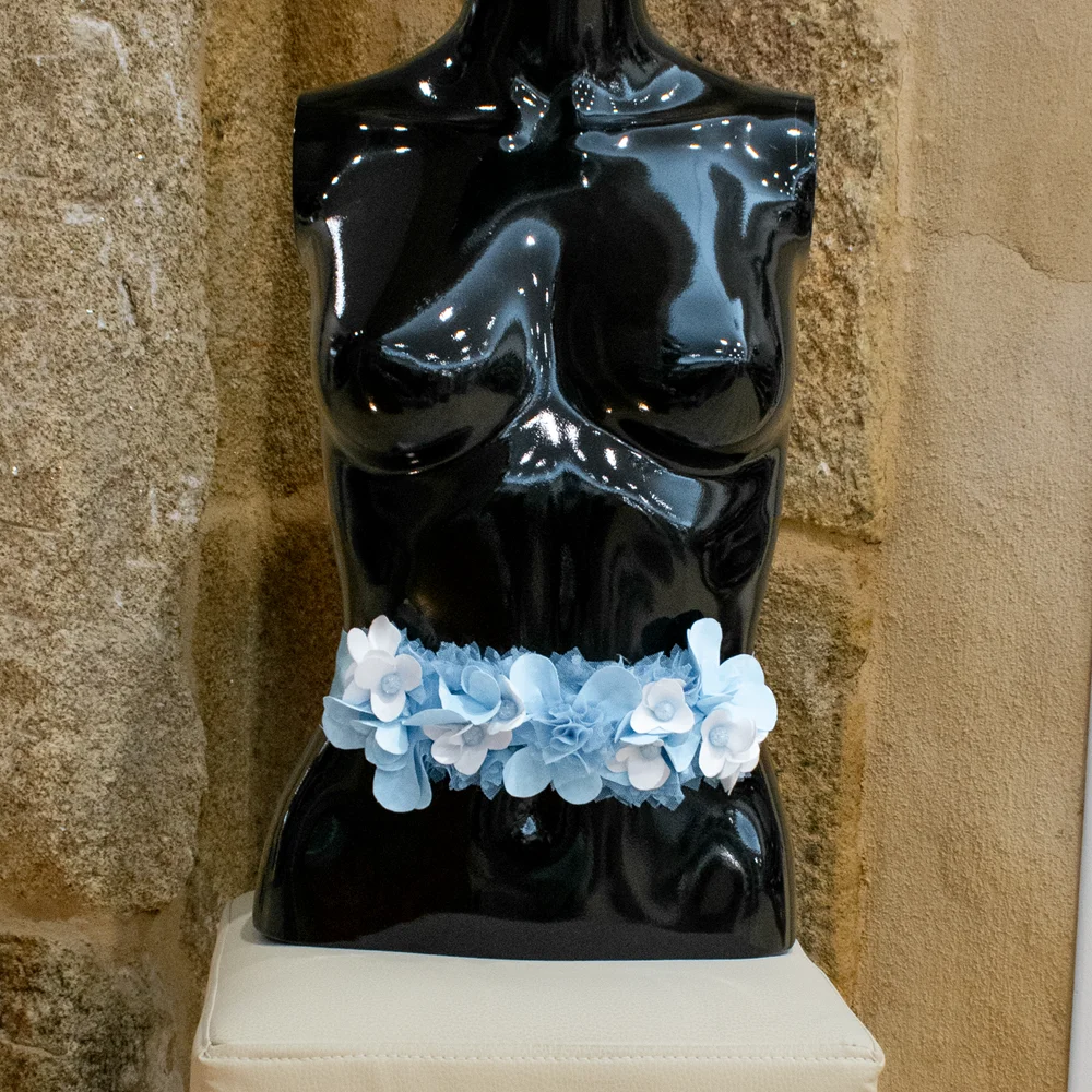 Fajin para mujer en azul con flores y tul Fajin para mujer en azul con flores y tul