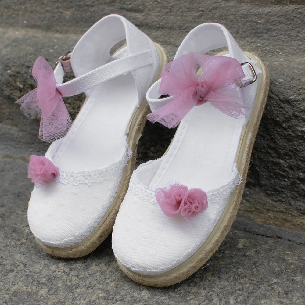 Zapatillas de esparto blanca con lazo y flor rosa Zapatillas de esparto blanca con lazo y flor rosa