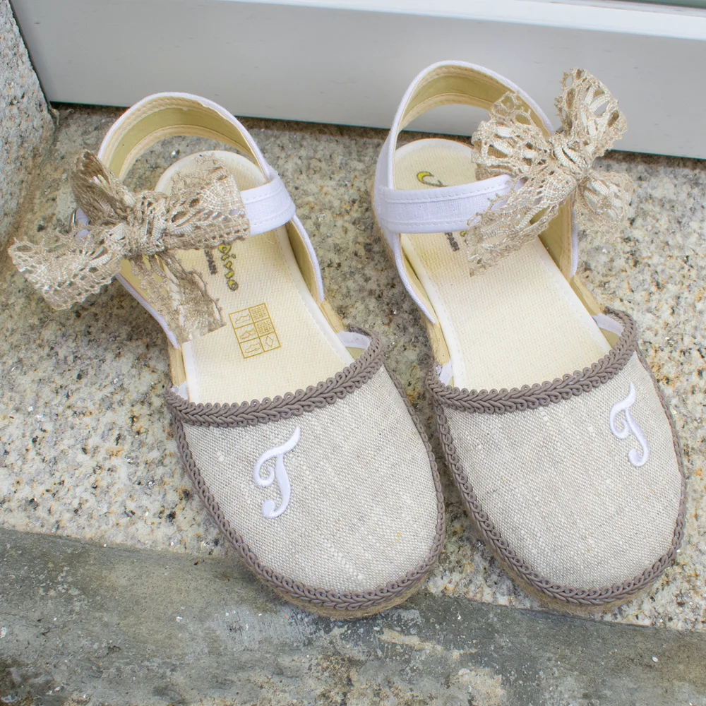 Alpargata para niña personalizada con bordado y lazos Alpargata para niña personalizada con bordado y lazos