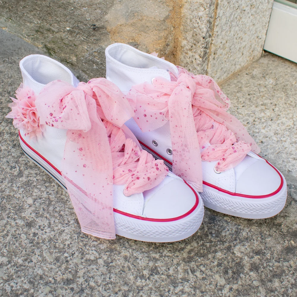 Zapatillas altas de tela con lazos y flores de tul con pedreria Zapatillas altas de tela con lazos y flores de tul con pedreria