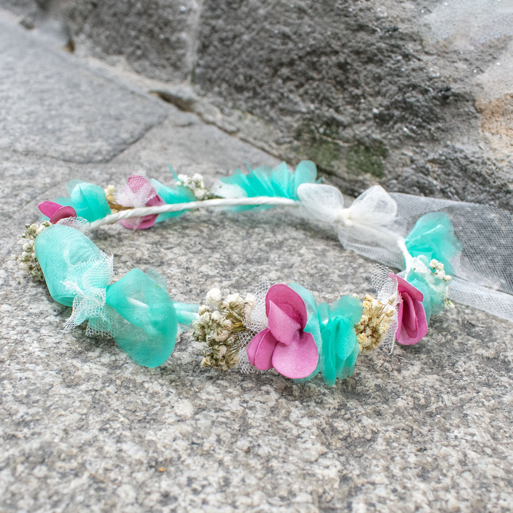 Tiara de comunion para niña con flores de tul en verde y rosa Tiara de comunion para niña con flores de tul en verde y rosa