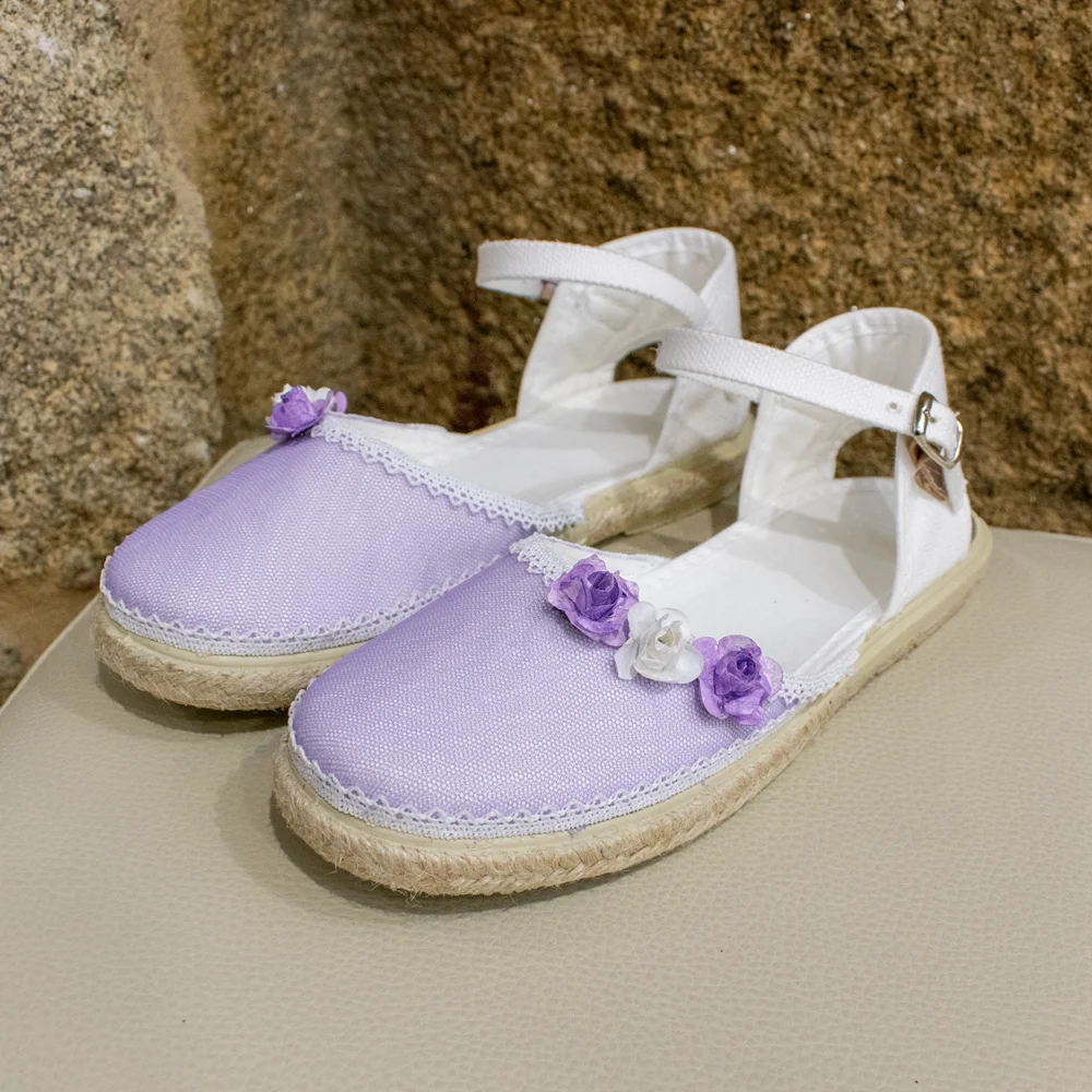Zapatillas de esparto forradas con tul violeta y flores de tela Zapatillas de esparto forradas con tul violeta y flores de tela