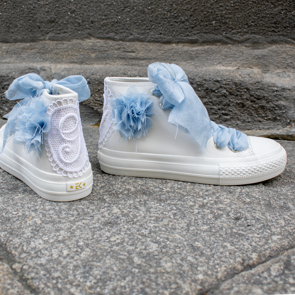 Zapatillas altas con lazos y flore de tela azul e inicial bordada Zapatillas altas con lazos y flore de tela azul e inicial bordada