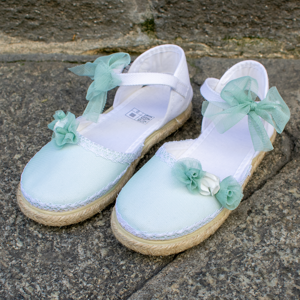 Zapatillas de esparto forradas con tul verde y decoradas con flores y lazos de tul Zapatillas de esparto forradas con tul verde y decoradas con flores y lazos de tul