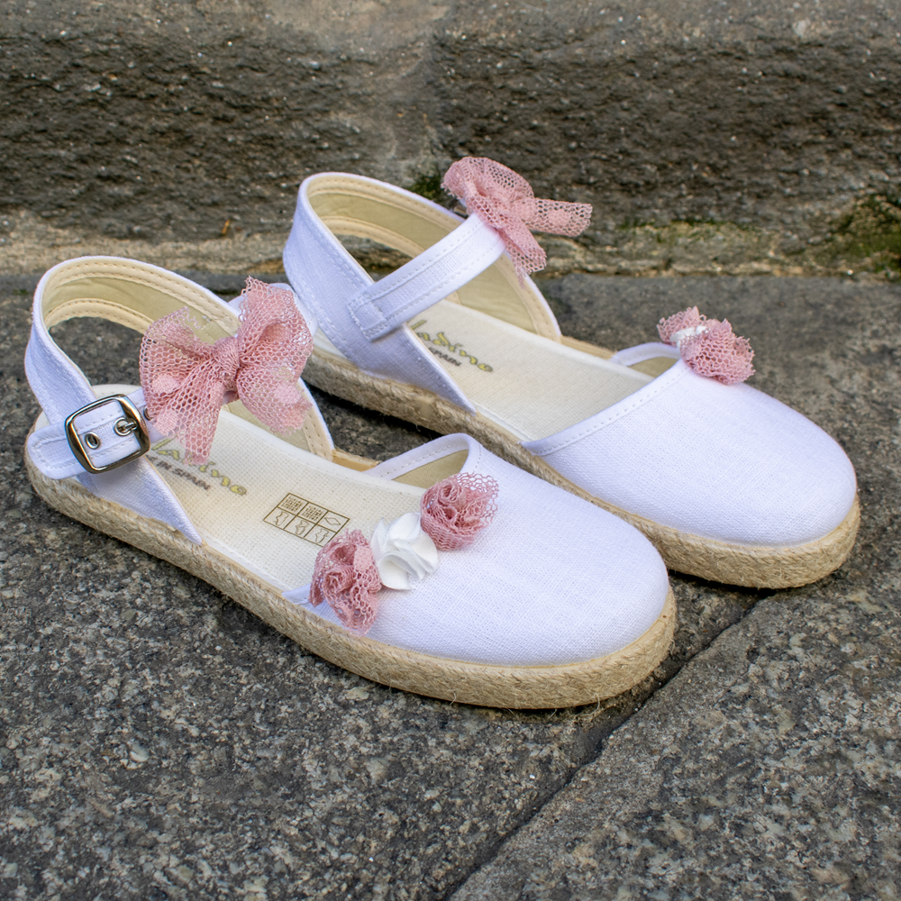 Zapatillas de esparto blancas decoradas con flores de tul y lazo Zapatillas de esparto blancas decoradas con flores de tul y lazo
