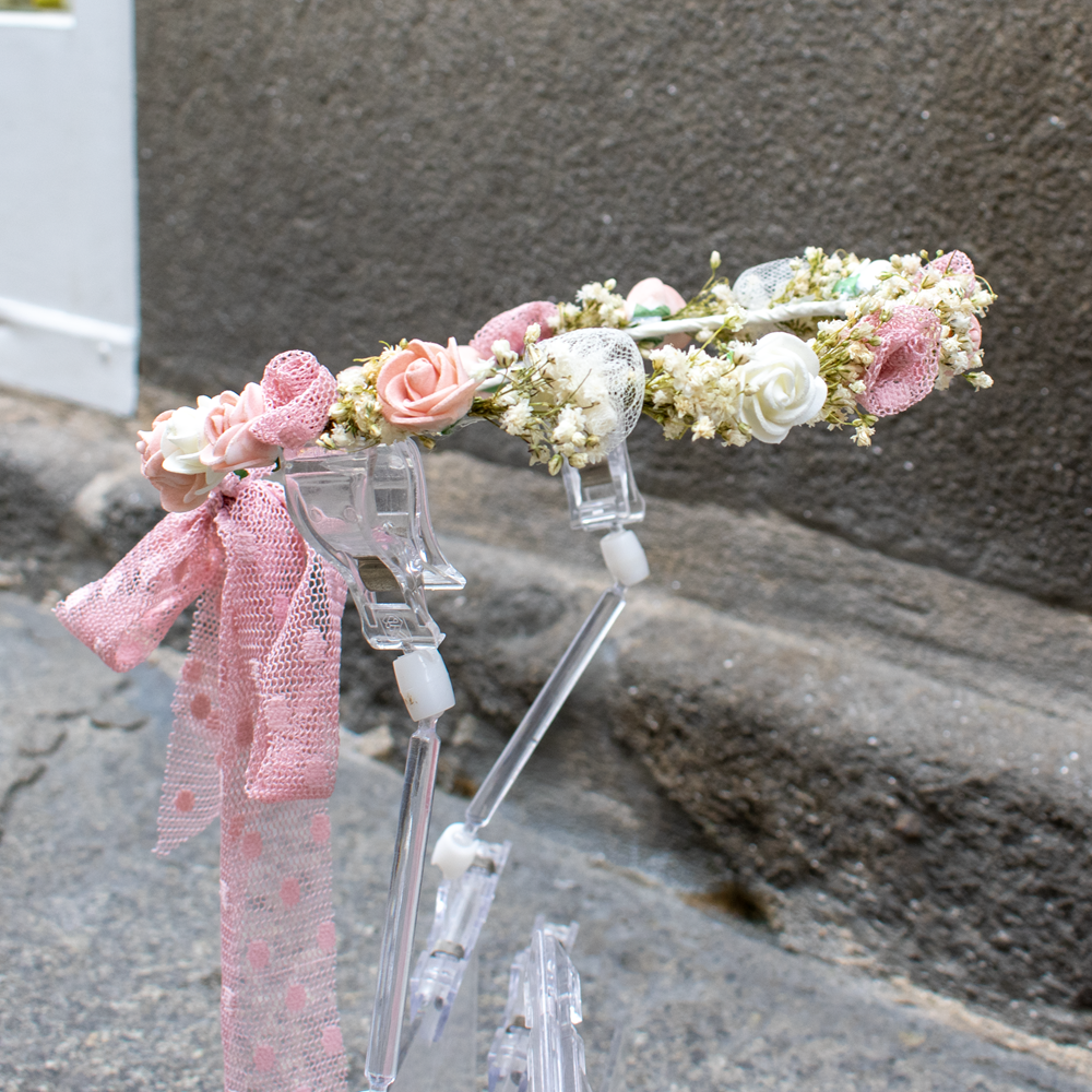 Tiara de comunion con flores naturales,sintéticas y de tul en tonos rosa y blanco Tiara de comunion con flores naturales,sintéticas y de tul en tonos rosa y blanco