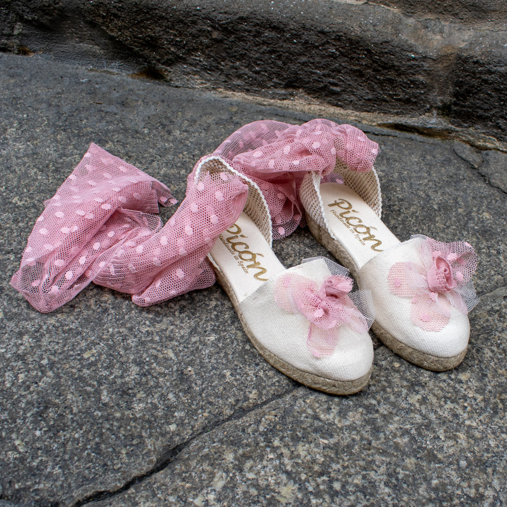 Zapatilllas de esparto para comunion con flor en el empeine y lazos Zapatilllas de esparto para comunion con flor en el empeine y lazos