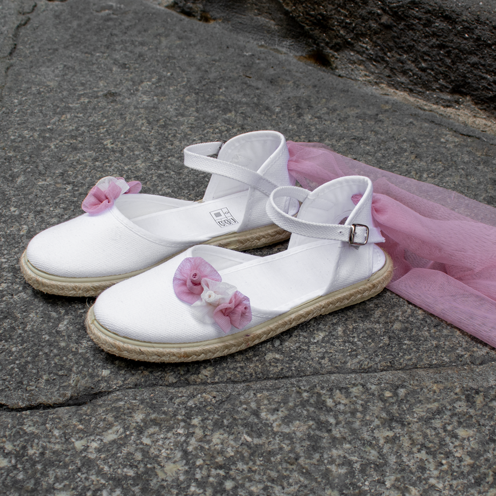 Zapatillas de esparto para comunion con flores de tul y lazo largo Zapatillas de esparto para comunion con flores de tul y lazo largo