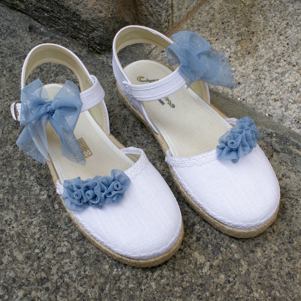 Zapatillas de comunion con lazo de tul y flores en el empeine Zapatillas de comunion con lazo de tul y flores en el empeine