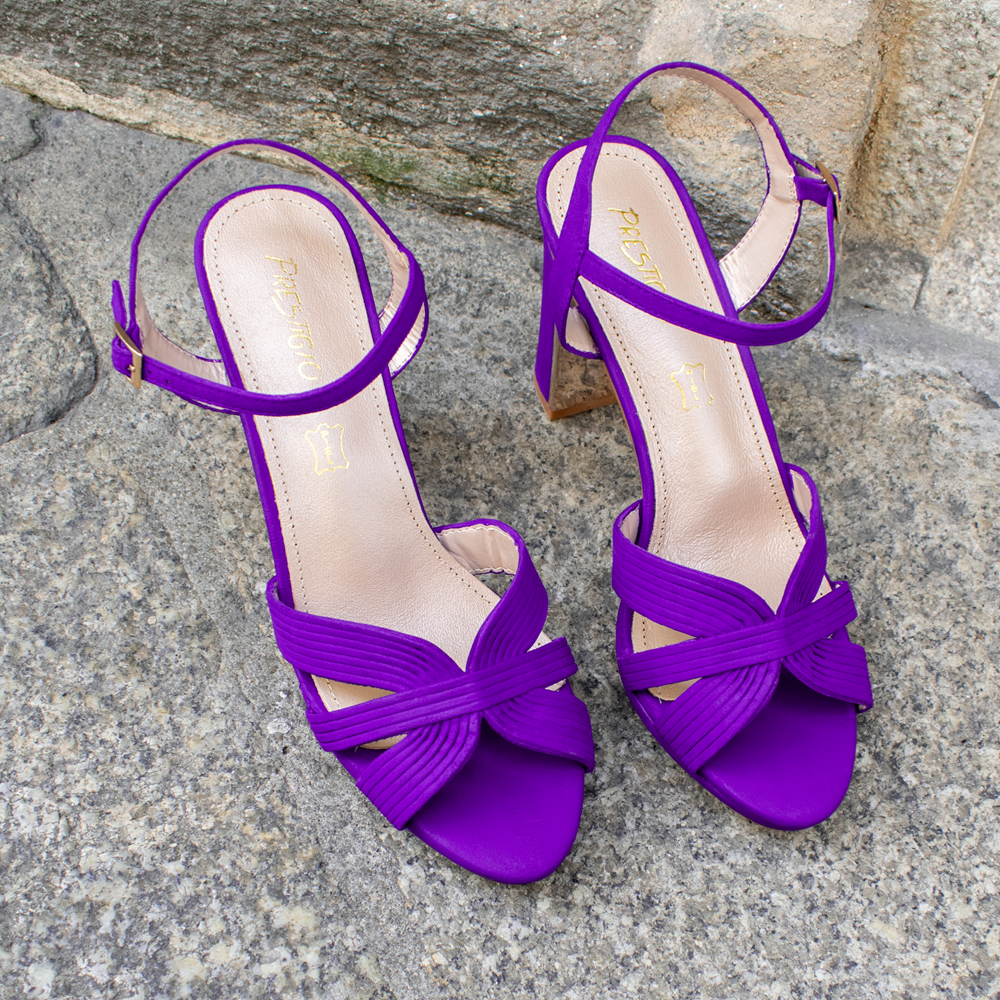 Sandalias de tacon teñidas en color violeta Sandalias de tacon teñidas en color violeta