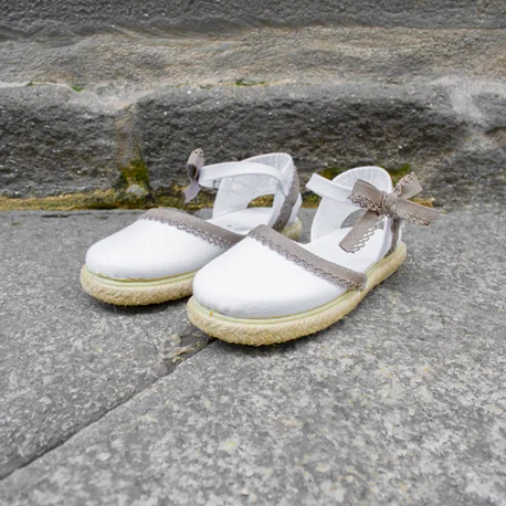 Zapatilla de esparto para niña con lazo de lino Zapatilla de esparto para niña con lazo de lino