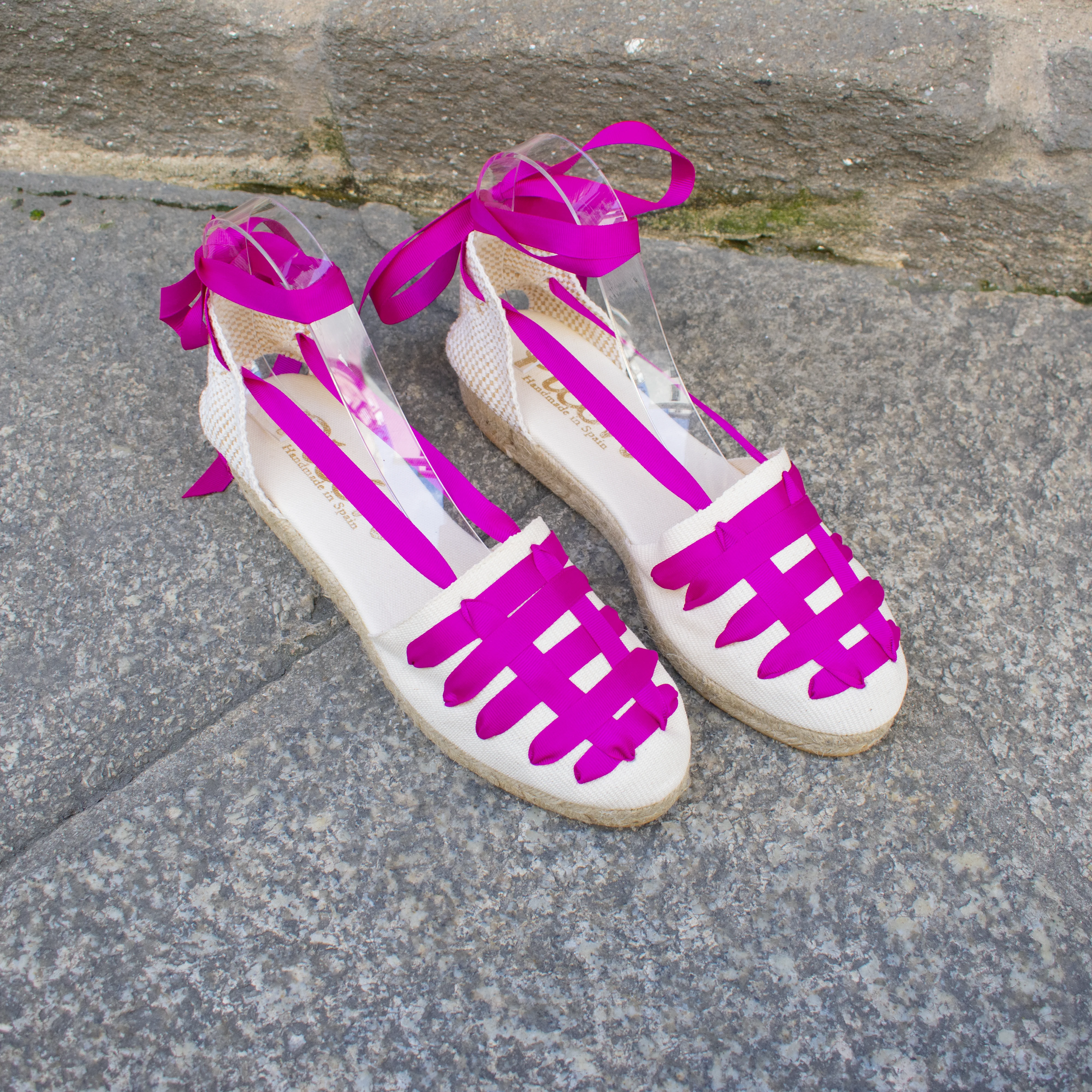 Alpargata plana beis con cinta fucsia Alpargata plana beis con cinta fucsia