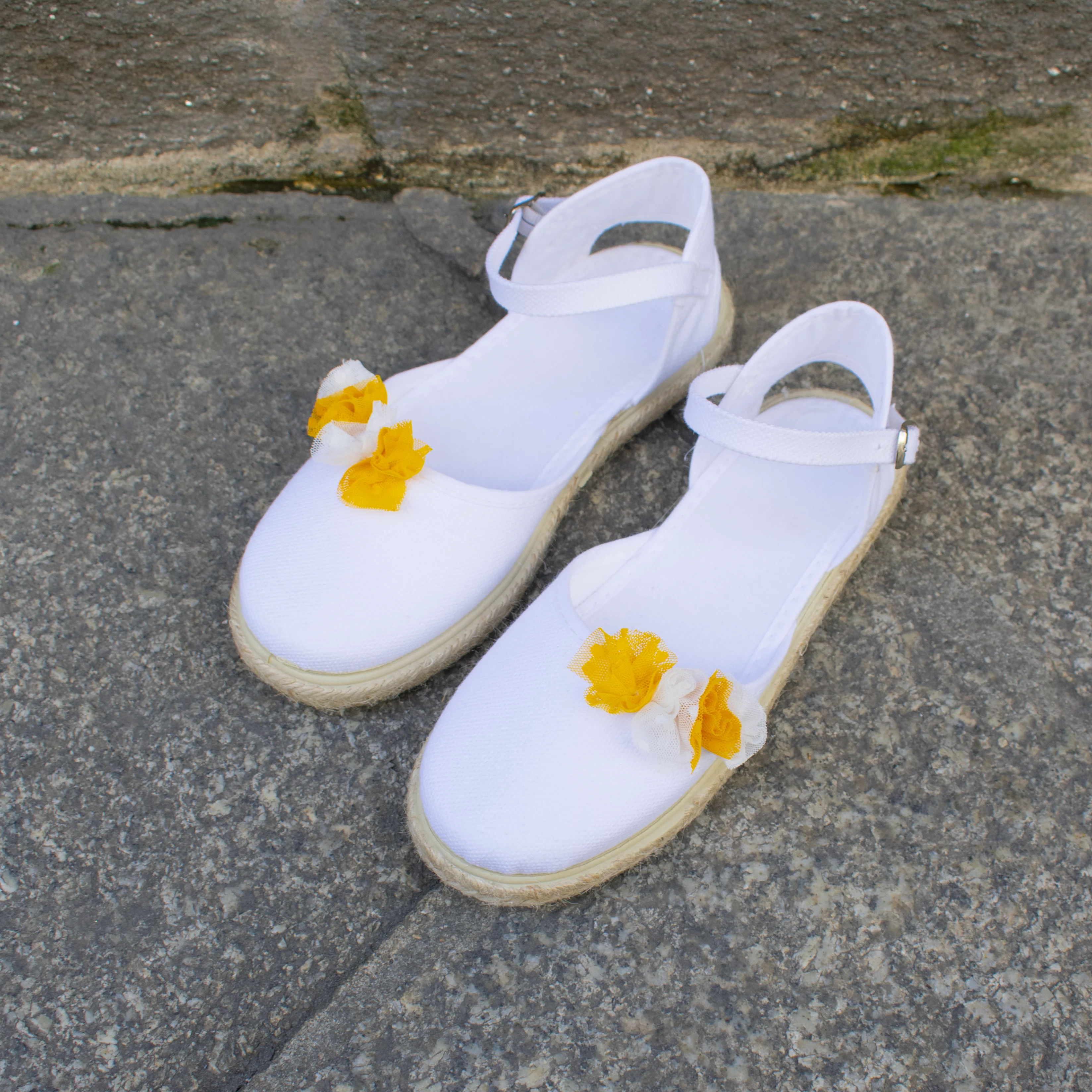 Zapatilla de esparto para comunion con flores amarillas Zapatilla de esparto para comunion con flores amarillas