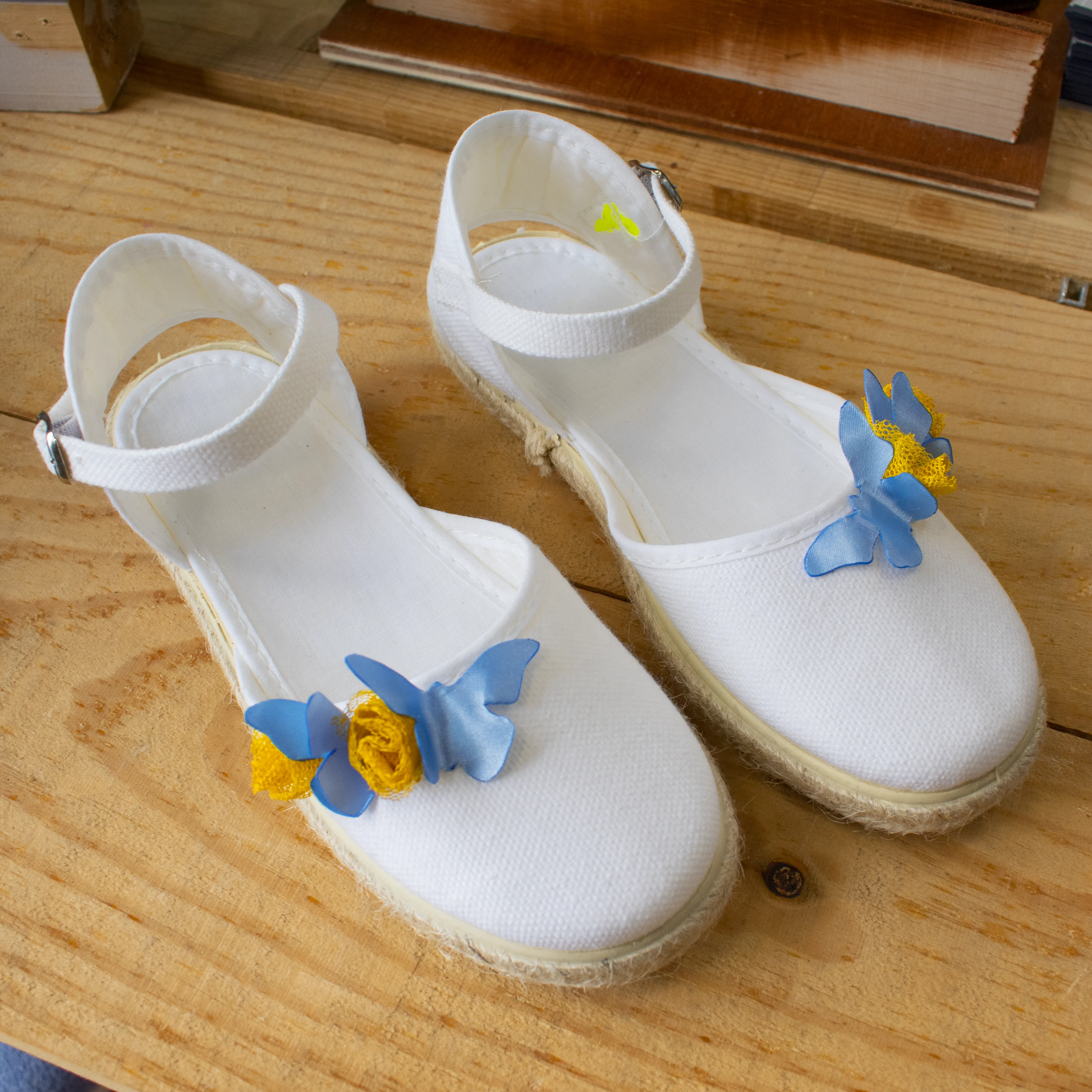 Zapatilla de esparto para niña con flores y mariposas Zapatilla de esparto para niña con flores y mariposas