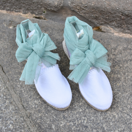 Alpargata blanca para niña con lazo de tul verde Alpargata blanca para niña con lazo de tul verde