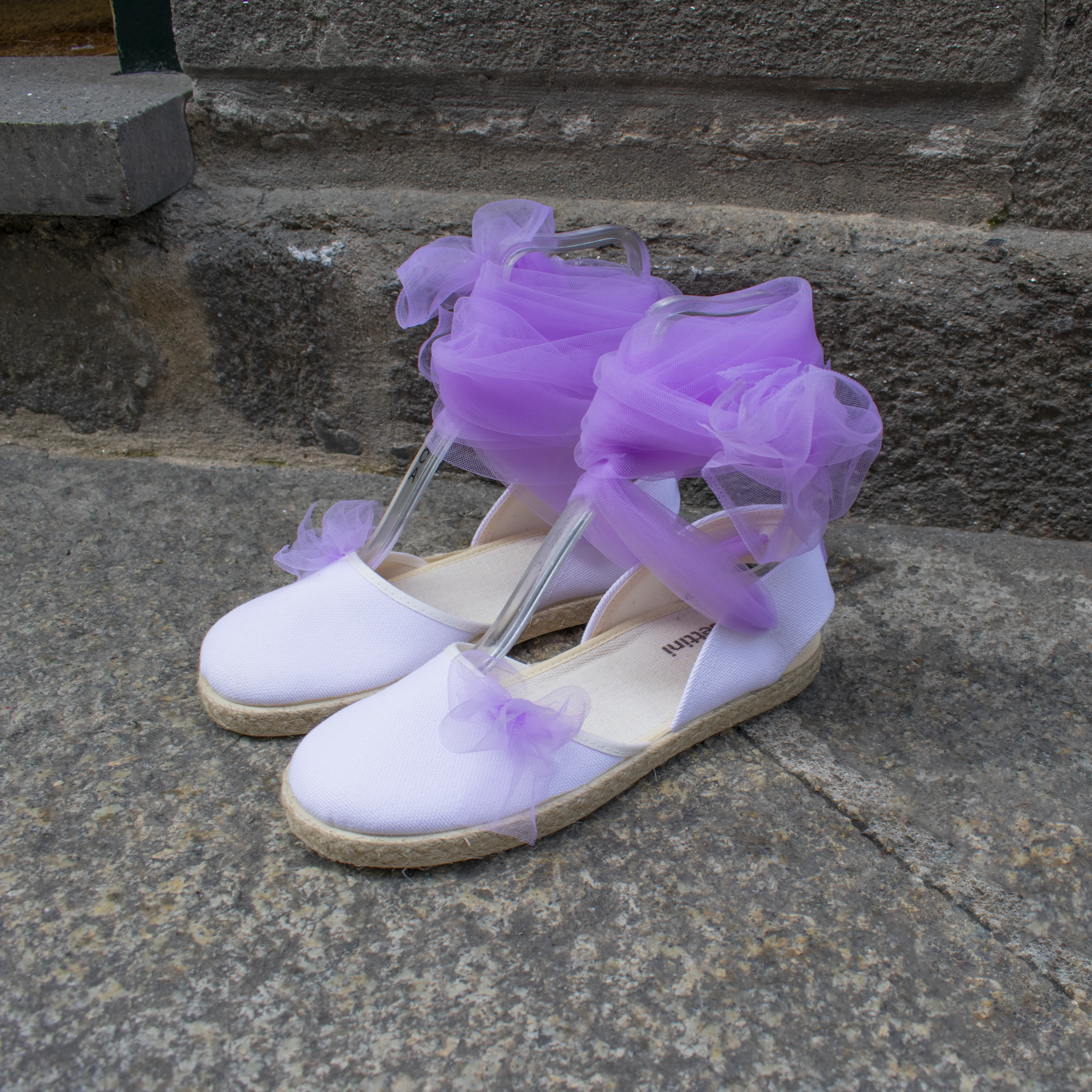 Alpargata blanca de comunión con tul violeta Alpargata blanca de comunión con tul violeta