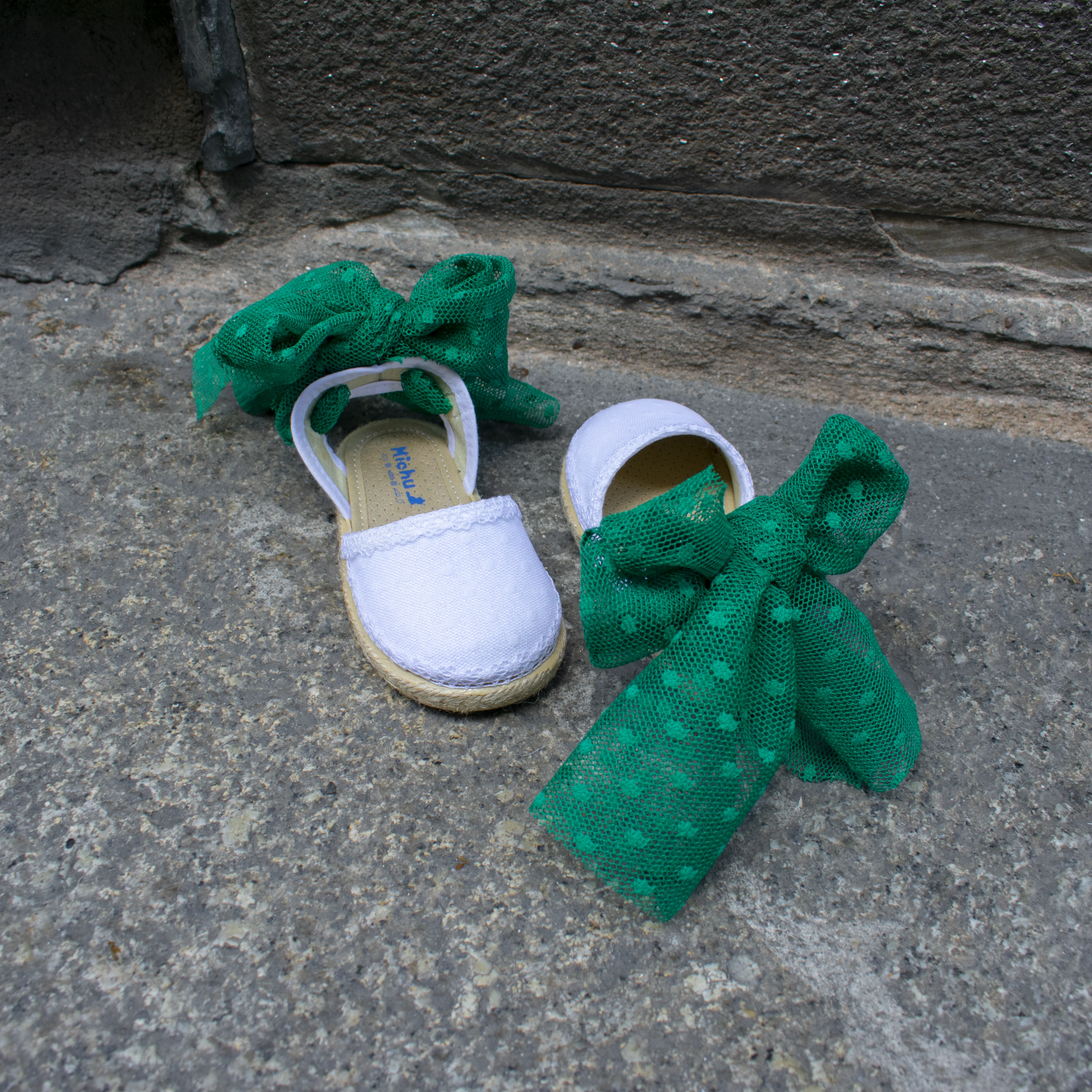 Alpargatas blancas de niña con lazo verde de tul Alpargatas blancas de niña con lazo verde de tul