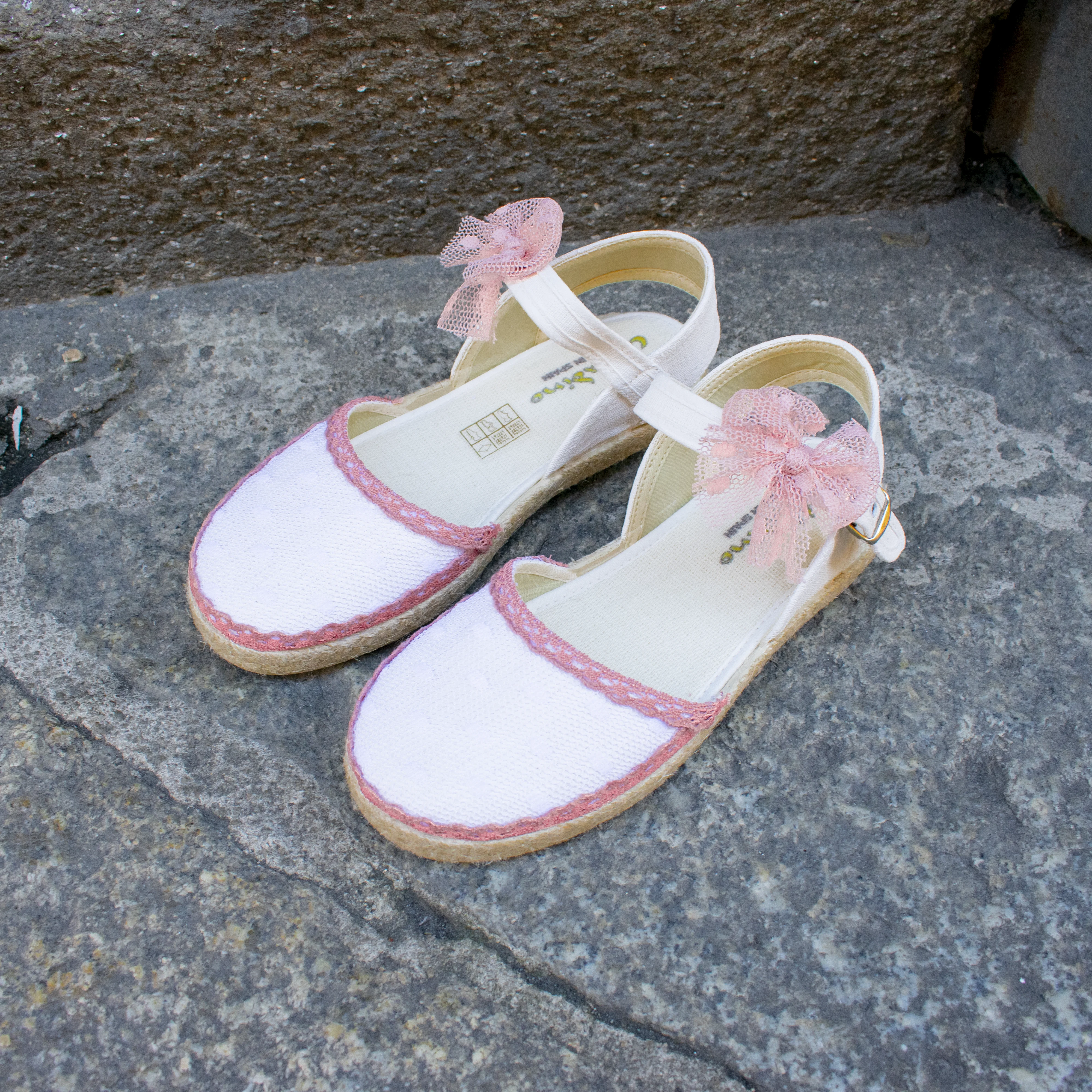 Alpargata de comunion forrada con tul y puntilla rosa Alpargata de comunion forrada con tul y puntilla rosa