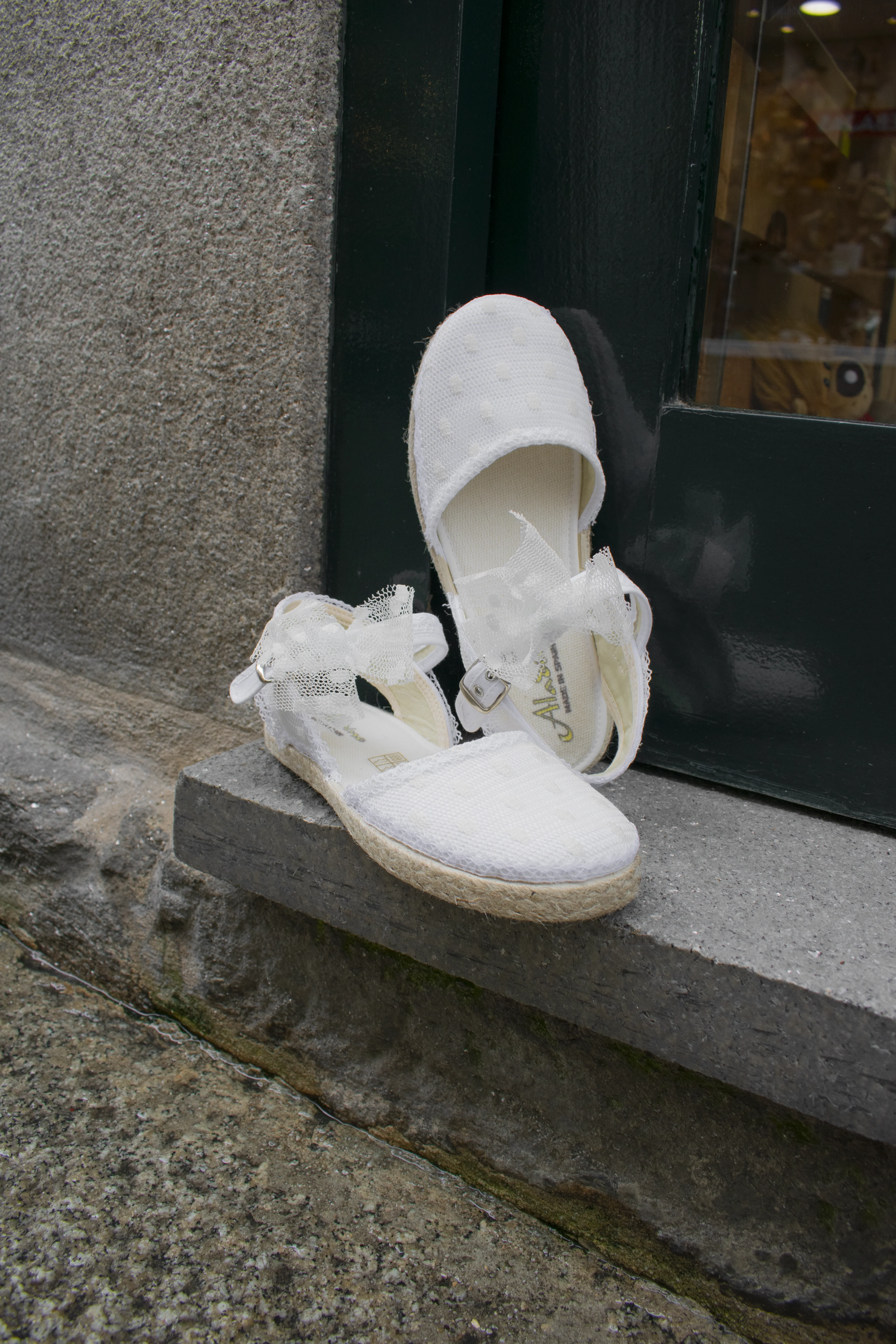Alpargata de niña con tul blanco y lazo Alpargata de niña con tul blanco y lazo