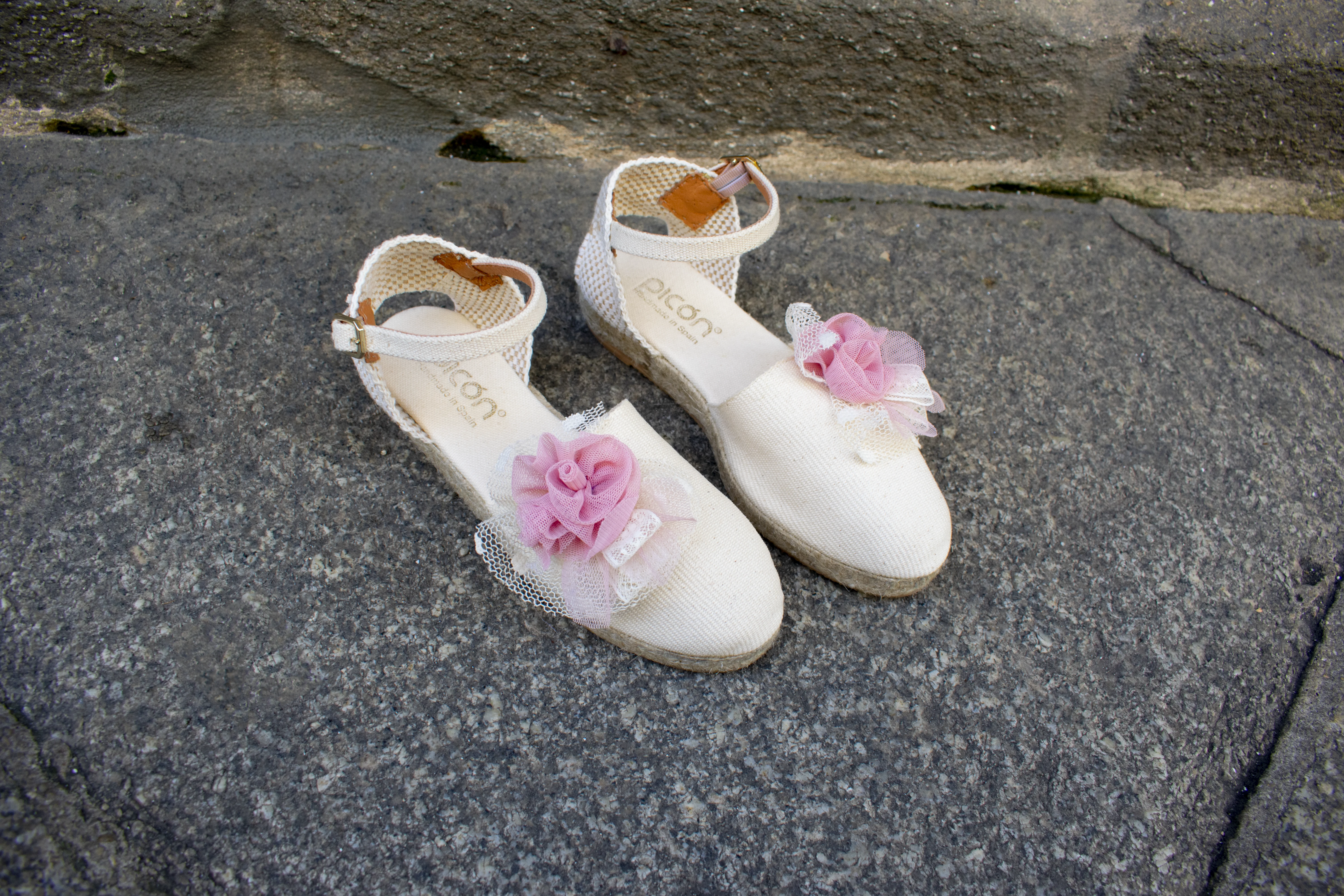 Alpargata para niña en beis con flor rosa de tul Alpargata para niña en beis con flor rosa de tul