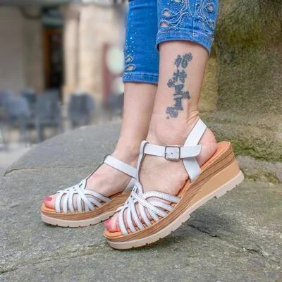 Imagen del artículo: Tendencias Primavera Verano 2024: Sandalias Blancas Mujer