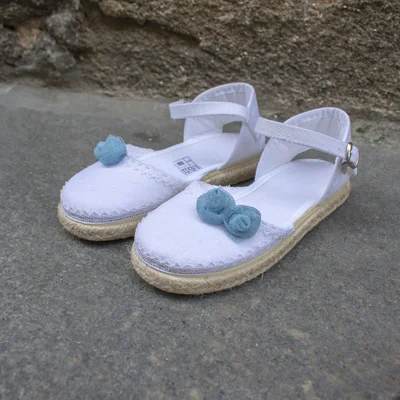 Alpargata para niña con bordado y flores azules Alpargata para niña con bordado y flores azules
