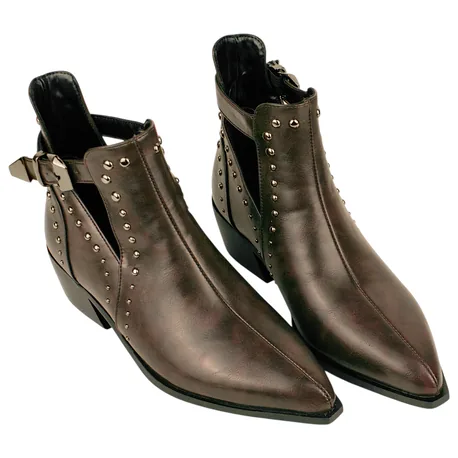 Botín Campero Marrón Chocolate Tachas Hebilla Tacón Medio Azarey 462M120